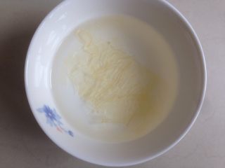 芒果牛奶布丁,先取5克的吉利丁片，泡在干净的冰水中5-10分钟