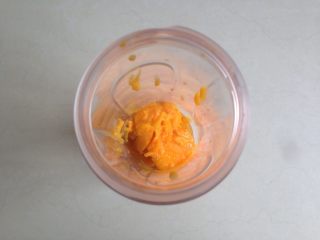 芒果牛奶布丁,芒果肉切小块放进料理杯中。