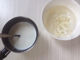 芒果牛奶布丁,加入提前用冰水浸泡过的6克吉利丁片，搅拌融化。