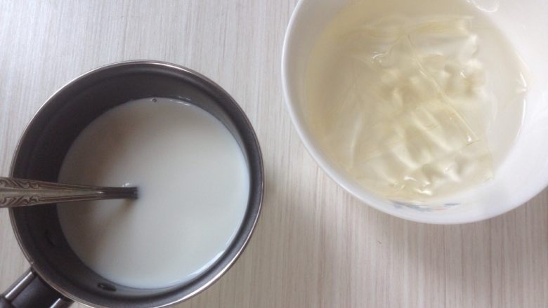 芒果牛奶布丁,加入提前用冰水浸泡过的6克吉利丁片，搅拌融化。