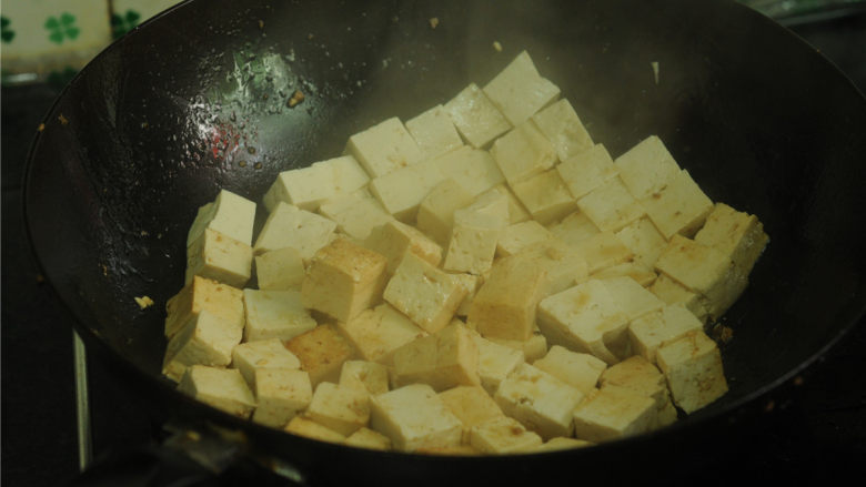 肉沫豆腐,锅中重新放油烧至五成热，将葱花放入煸炒出香味，然后放入豆腐