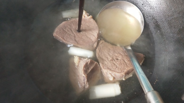 凉拌牛肉,牛肉煮了40分钟，可以捞出来了。