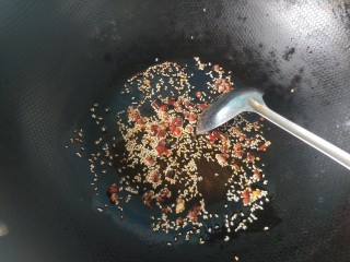 凉拌牛肉,放入花椒，辣椒，芝麻炒香。