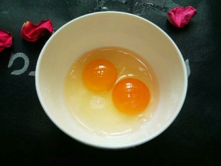 番茄鸡蛋粉丝,鸡蛋打到碗里