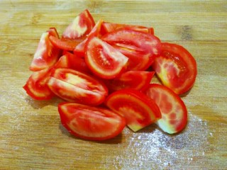 番茄鸡蛋粉丝,番茄切成块