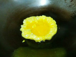 番茄鸡蛋粉丝,猪油全部化开，倒入蛋液。