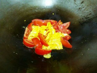 番茄鸡蛋粉丝,然后一起炒十秒