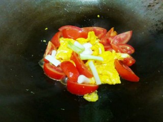 番茄鸡蛋粉丝,放葱白一起炒