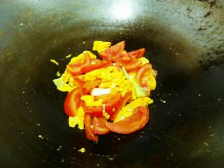 番茄鸡蛋粉丝,炒至番茄刚出汁儿