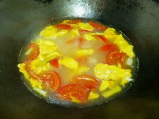 番茄鸡蛋粉丝,大火烧开，转小火熬五分钟。