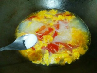 番茄鸡蛋粉丝,粉丝煮软后，放适量的盐，搅拌均匀。