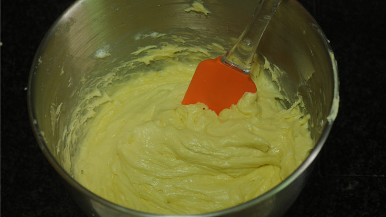 杏仁麻薯包,用厨师机或者打蛋器打成均匀的糊状
