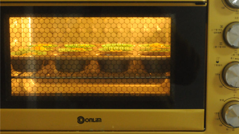 杏仁麻薯包,放入烤箱，下层190度，上层160度烘烤40分钟左右
