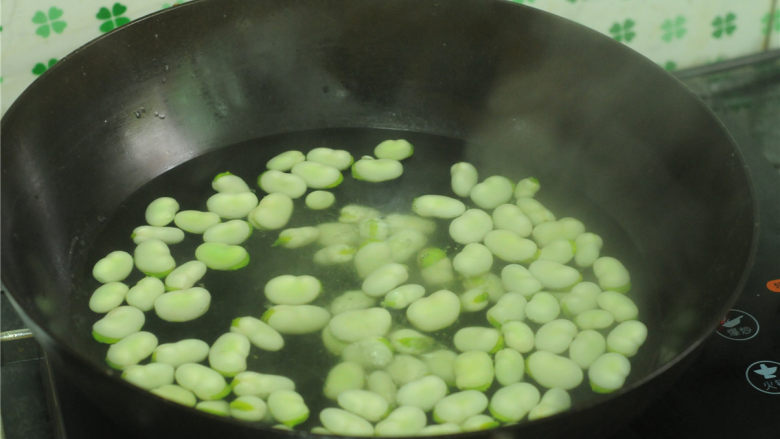 茴香蚕豆,锅中倒入清水烧开，将蚕豆放入，改用中火煮制10分钟左右至完全成熟