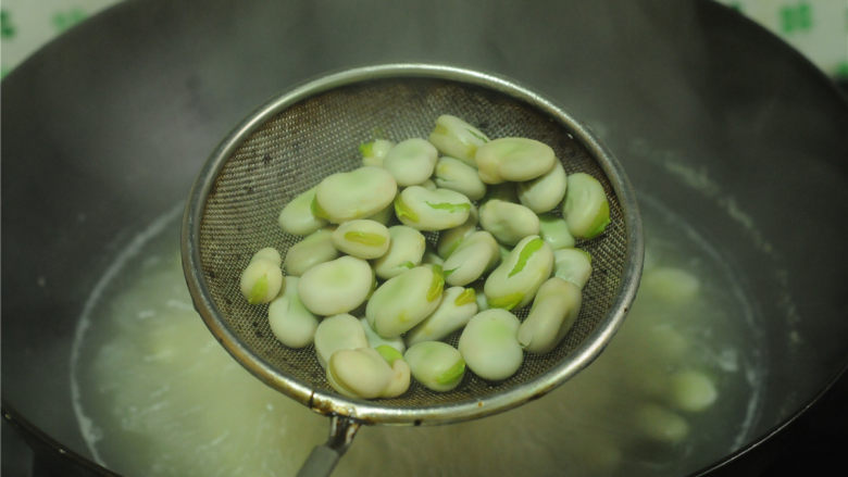 茴香蚕豆,不能确定蚕豆是否成熟，可以夹出来尝一个，蚕豆绵软后用漏勺捞出，沥干水分。