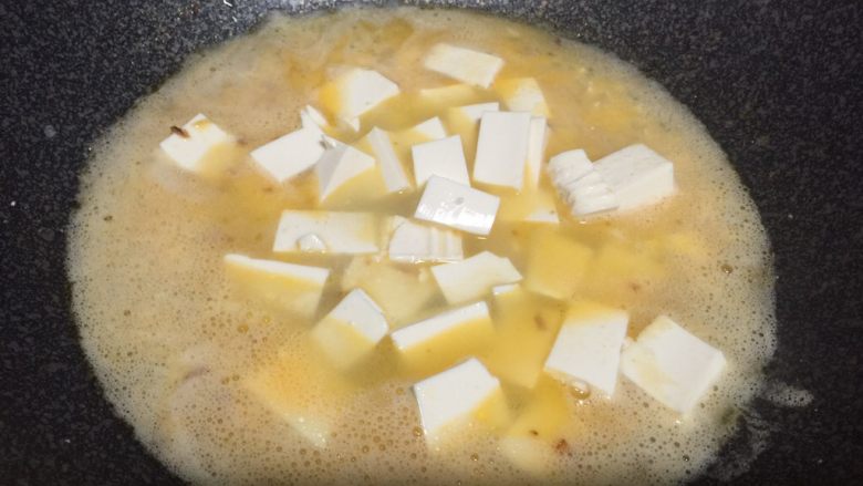 蟹黄豆腐羹（蛋黄豆腐汤）,将汤煮沸，根据自己的口味加盐（蛋白有盐味，所以要尝尝再加盐）