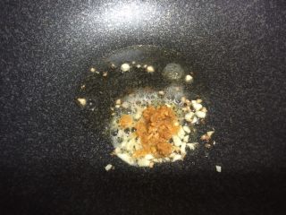 蟹黄豆腐羹（蛋黄豆腐汤）,加入碾碎的蛋黄碎，再加入碾碎的蛋白。