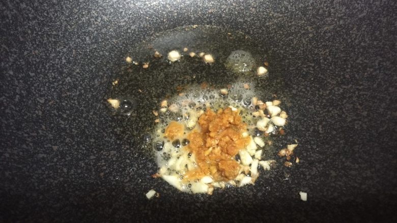 蟹黄豆腐羹（蛋黄豆腐汤）,加入碾碎的蛋黄碎，再加入碾碎的蛋白。
