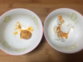 蟹黄豆腐羹（蛋黄豆腐汤）,咸鸭蛋蛋黄和蛋白分开，分别用勺子被碾碎。
