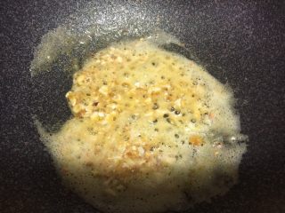 蟹黄豆腐羹（蛋黄豆腐汤）,加入适量清水