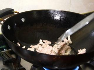 炸春卷,热油先炒瘦肉丝，先炒个1-2分钟，炒出肉香味。