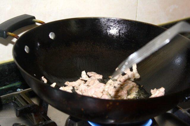 炸春卷,热油先炒瘦肉丝，先炒个1-2分钟，炒出肉香味。