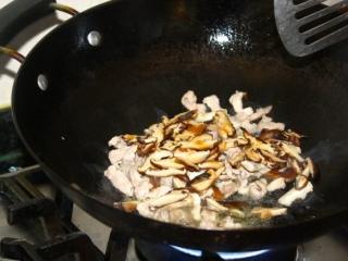 炸春卷,再下香菇，炒熟2-3分钟，香菇不易熟，让香菇和肉丝的味道融合。