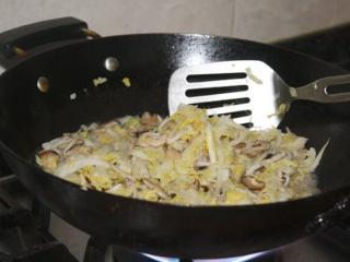 炸春卷,白菜很快就可以软熟，加适当的盐，鸡精调味即可。