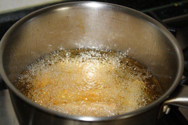 炸春卷,包好的春卷下锅炸，一次可以炸多少根据锅的大小，炸的时间1分钟左右，表皮金黄色即可快速起锅。