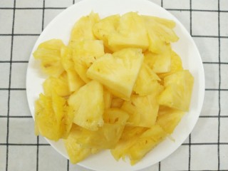 菠萝季节，赶紧来一份菠萝果酱,首先将菠萝去皮洗净，用刀切成小块。