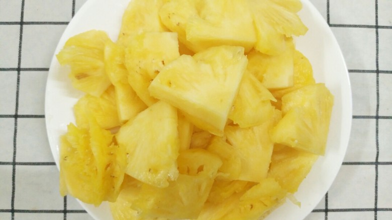 菠萝季节，赶紧来一份菠萝果酱,首先将菠萝去皮洗净，用刀切成小块。