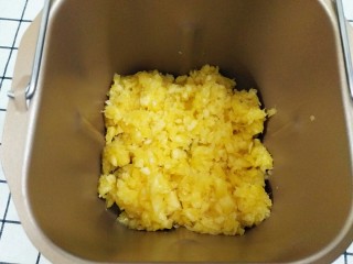 菠萝季节，赶紧来一份菠萝果酱,把准备好的果肉全部放入面包桶内，没有面包机的话可以用一个不沾平底锅来炒就行了。