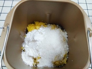 菠萝季节，赶紧来一份菠萝果酱,加入白糖、玉米淀粉和柠檬汁。（玉米淀粉是起到粘稠的作用，柠檬汁最好是放，因为可以防止果肉变色老化。甜度可按个人口味自行调节，酱的浓稠度可视用途调整淀粉的用量和熬煮的时间，如用于抹面包可稀一点，如用作馅料可稠一点。）