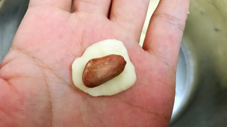 香脆怀旧小零食——鱼皮花生豆,包入一粒花生米