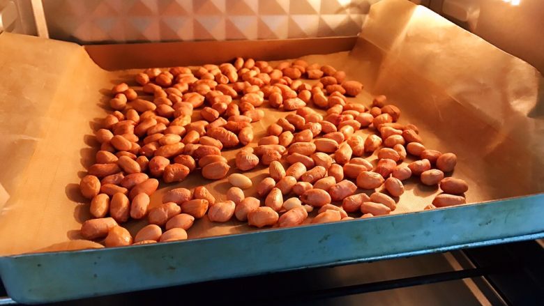 香脆怀旧小零食——鱼皮花生豆,放入预热好的烤箱里150度10分钟左右（最好中途尝一下没有生味即可）