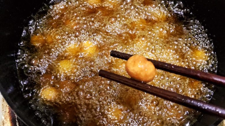 香脆怀旧小零食——鱼皮花生豆,炸制金黄后就可以关火了