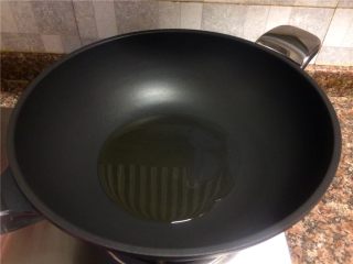 翡翠鸡丁,热锅倒油烧至八成热。