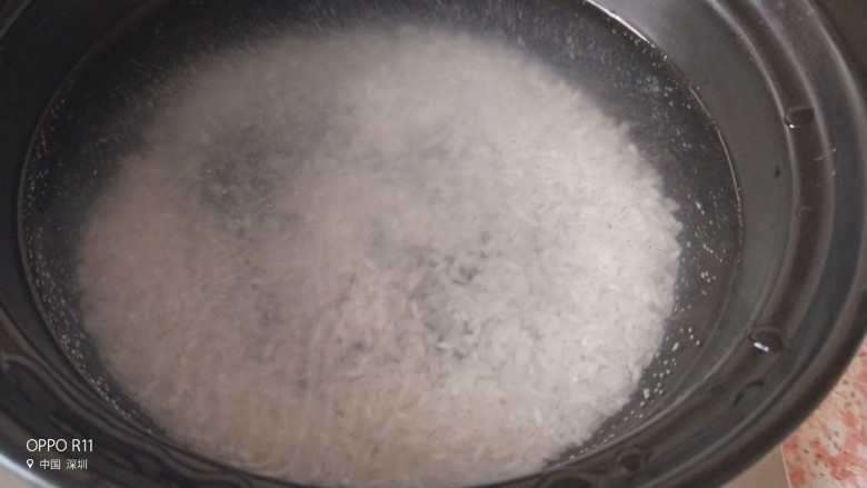 砂锅菠菜牛肉粥,砂锅把水烧开后下米