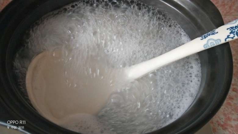 砂锅菠菜牛肉粥,中间用勺子搅拌几次，以免米粒粘在锅底