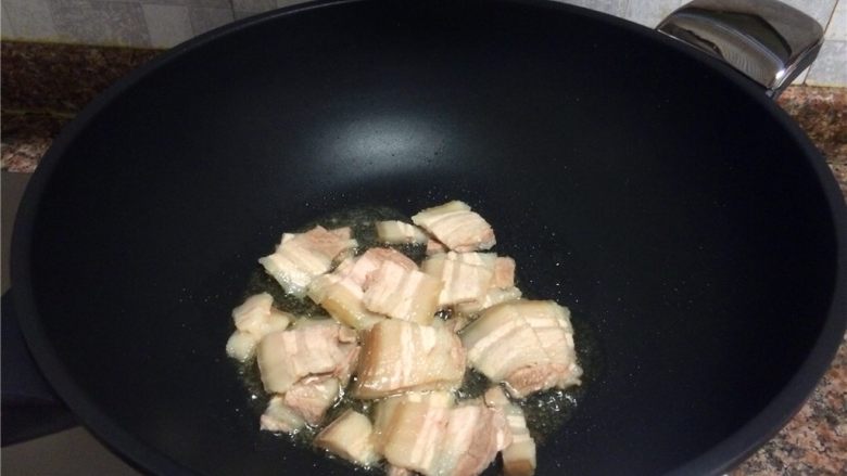 藿香竹笋小炒肉,放入五花肉煸炒至肉微卷，表面微微发黄。