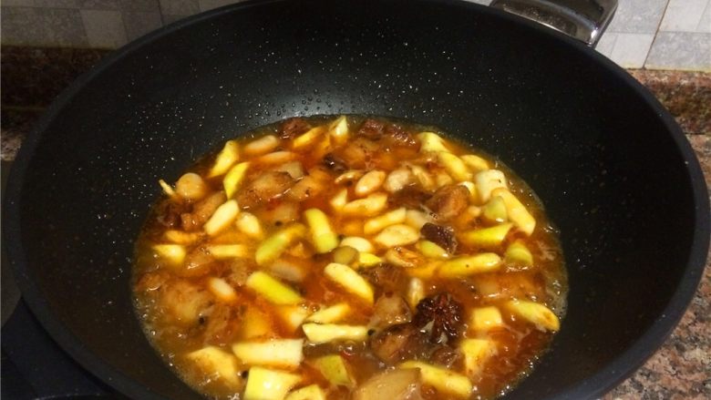 芸豆竹笋红烧肉,倒入适量清水煮开，火稍微关小一点煮至汤汁浓稠。