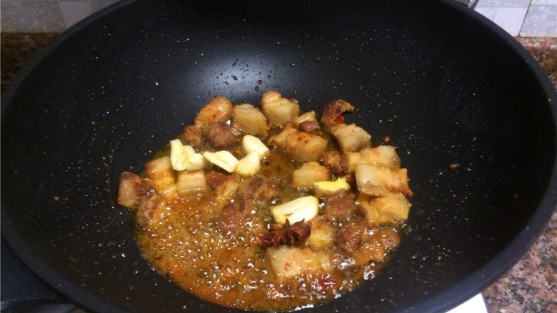 芸豆竹笋红烧肉,放入大蒜和生姜翻炒10秒。