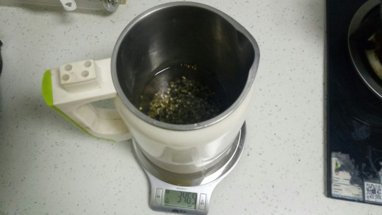 绿豆糙米黑白巧克力糊,上述材料洗净，放入豆浆机，倒入346克凉白开，选择米糊浓汤。