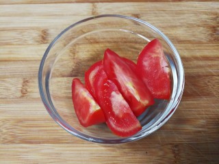 母亲节～沙拉花束,西红柿切小块，备用。