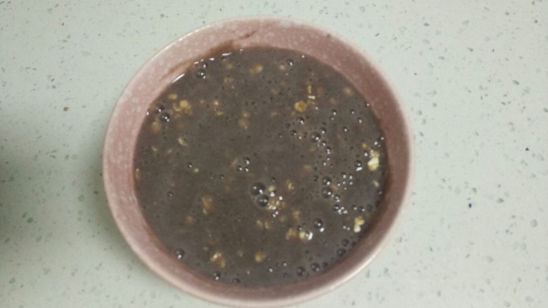 绿豆糙米黑白巧克力糊,待发出“滴滴滴”的声音，将红豆糙米荞麦米糊倒入碗里，搅拌均匀。