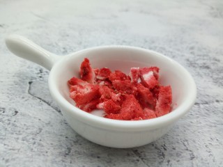 夏日必备冷饮～炒酸奶,草莓干切小丁，也可以撵成粉末状