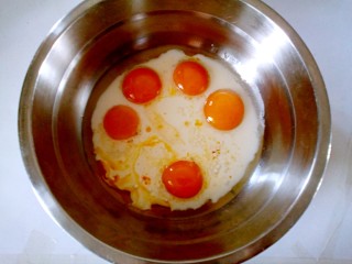 母亲节蛋糕,蛋黄中加入玉米油和纯牛奶，稍微晃动使其包裹住蛋黄，以免蛋黄结皮而产生颗粒，放一旁备用。