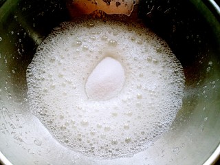 母亲节蛋糕,打发蛋白，将100g细砂糖分三次加入蛋清中。