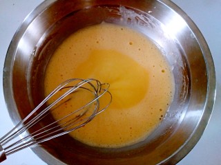 母亲节蛋糕,接着将蛋黄、玉米油、牛奶打散搅匀。