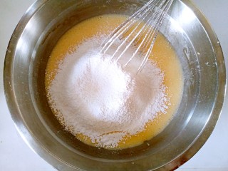 母亲节蛋糕,筛入低筋面粉。